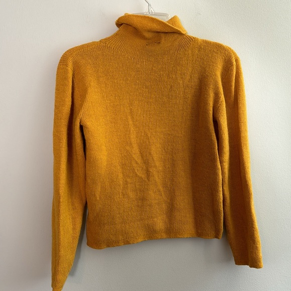 100% baby alpaca wool Peruvian sweater in goldenrod yellow - Picture 5 of 11